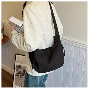 가벼운 반달 크로스백