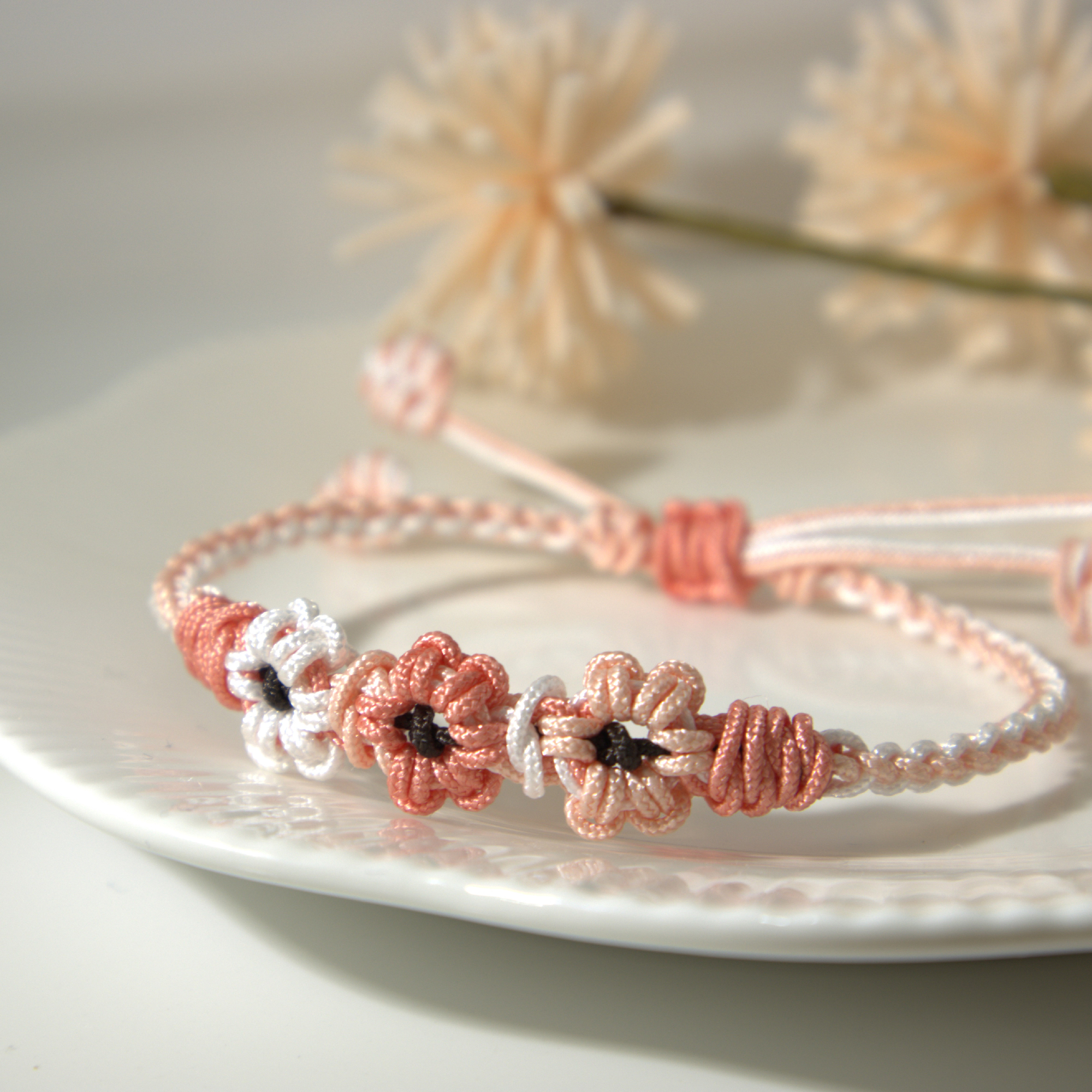 삼색 매듭 꽃팔찌